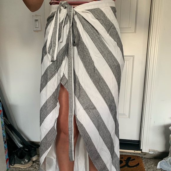 Dresses & Skirts - Wrap skirt. From lulus. Size XS.